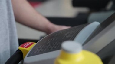 Spor salonunda treadmill egzersiz yakışıklı atletik erkek.