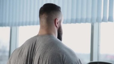 Spor salonunda treadmill egzersiz yakışıklı atletik erkek.