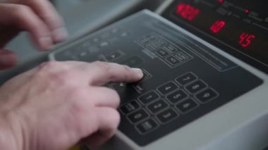 Spor salonunda treadmill egzersiz yakışıklı atletik erkek.