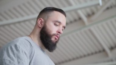 Spor salonunda treadmill egzersiz yakışıklı atletik erkek.