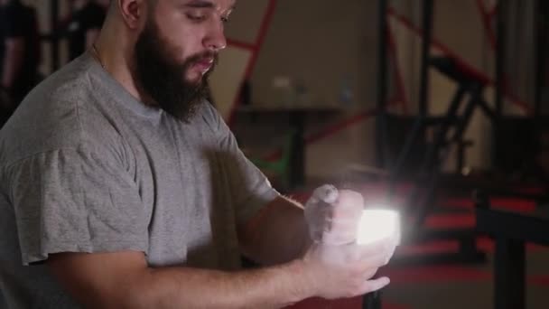 Bel Homme Athlétique Applique Magnésie Ses Bras Dans Salle Gym — Video