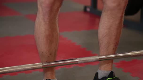 Schöner athletischer Mann führt Kreuzheben in der Turnhalle durch — Stockvideo