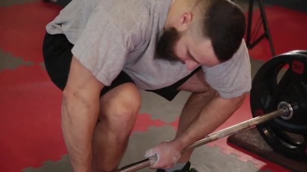 Bel homme athlétique effectue deadlift dans la salle de gym — Video