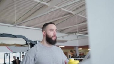 Spor salonunda treadmill egzersiz yakışıklı atletik erkek.