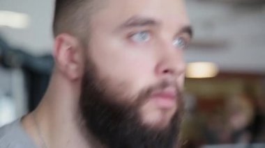 Spor salonunda treadmill egzersiz yakışıklı atletik erkek.