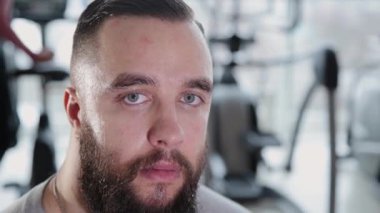 Spor sporcu eğitim sonra arayan yorgun.