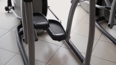 Modern walker ve koşu bandı ekipman çapraz üzerinde egzersiz jimnastik salonu Üyeler.