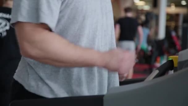 Hombre atlético guapo haciendo ejercicio en la cinta de correr en el gimnasio . — Vídeos de Stock