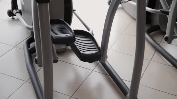 Gym tagjai a modern kereszt walker és futópad berendezések gyakorlása. — Stock videók