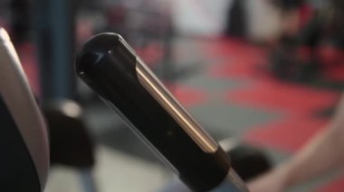 Eliptik bir eğitmen salonunda güzel atletik genç kız trende.