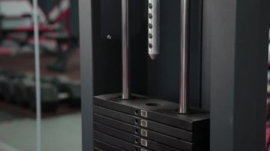 bir kablo egzersiz makineden 4 k ağırlık yığınının kapatın. Eğitim için spor ve egzersiz donanımları.