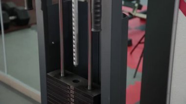 bir kablo egzersiz makineden 4 k ağırlık yığınının kapatın. Eğitim için spor ve egzersiz donanımları.