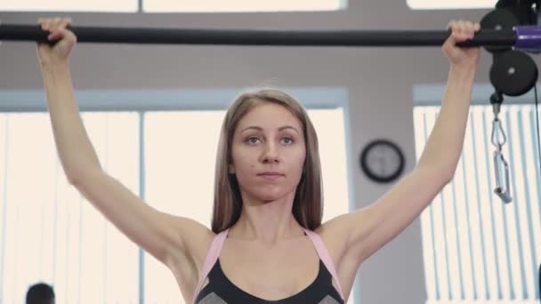 Mooi sportieve jonge meisje oefeningen met gymnastische stok in de sportschool. — Stockvideo