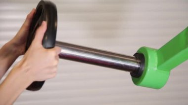 Deadlift halter salonunda ağırlık plakaları kaldırılıyor