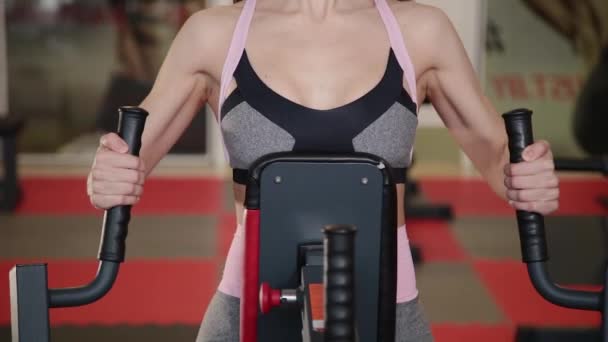 Kvinna Tränar Armar Och Axlar Simulatorn Gymmet — Stockvideo
