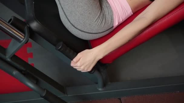 Дівчина в спортзалі робить прес-машину для ніг . — стокове відео