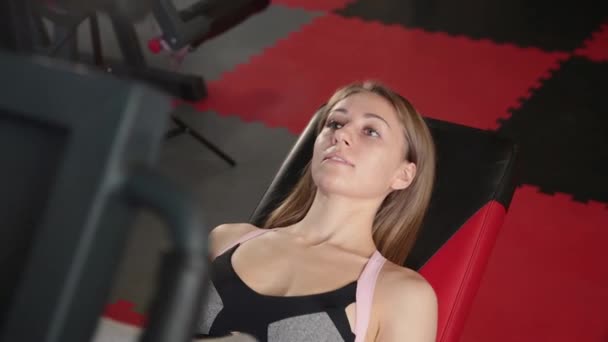 Bacak basın makine yapıyor spor salonunda kızdır. — Stok video