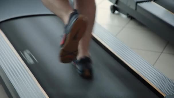 在健身房的跑步机上锻炼的人. — 图库视频影像