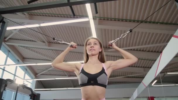 Bela Menina Atlética Treina Bíceps Simulador Bloco Ginásio — Vídeo de Stock