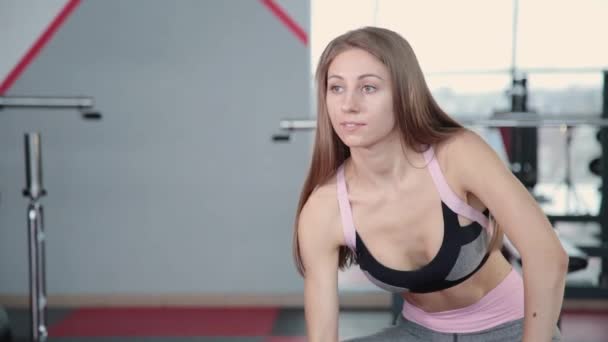 Vackra atletisk ung flicka tåg hantlar biceps på gymmet. — Stockvideo