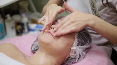 Kadın yüz masaj. Güzellik spa salonda yüz masaj. Erkek kozmetik spa merkezinde yüz masaj rahatlatıcı zevk. Vücut Bakımı, Cilt Bakımı, sağlık, güzellik bakımı.