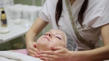 Kadın yüz masaj. Güzellik spa salonda yüz masaj. Erkek kozmetik spa merkezinde yüz masaj rahatlatıcı zevk. Vücut Bakımı, Cilt Bakımı, sağlık, güzellik bakımı.