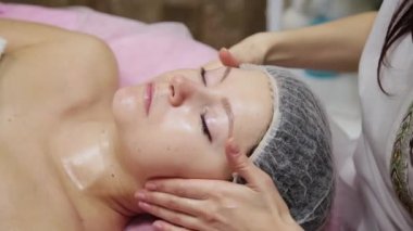 Kadın yüz masaj. Güzellik spa salonda yüz masaj. Erkek kozmetik spa merkezinde yüz masaj rahatlatıcı zevk. Vücut Bakımı, Cilt Bakımı, sağlık, güzellik bakımı.