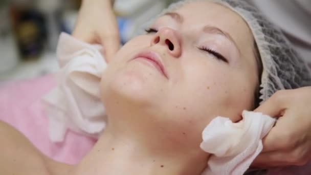 Très belle fille essuie son visage avec des serviettes avant de masser son visage dans le salon de spa . — Video