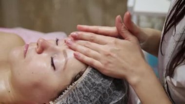 Kadın yüz masaj. Güzellik spa salonda yüz masaj. Erkek kozmetik spa merkezinde yüz masaj rahatlatıcı zevk. Vücut Bakımı, Cilt Bakımı, sağlık, güzellik bakımı.