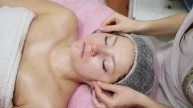 Kadın yüz masaj. Güzellik spa salonda yüz masaj. Erkek kozmetik spa merkezinde yüz masaj rahatlatıcı zevk. Vücut Bakımı, Cilt Bakımı, sağlık, güzellik bakımı