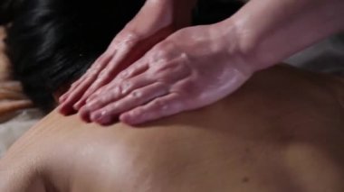 Çok güzel bir kız bir sırt masajı spa salonda alır..