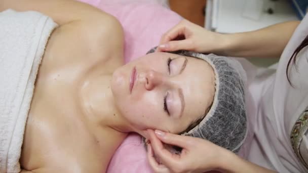 水疗妇女面部按摩 美容水疗沙龙的面部按摩 女性在美容水疗中心享受放松面部按摩 身体护理 美容护理 — 图库视频影像