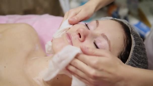 Çok güzel bir kız onun yüzüne spa salonu masaj önce yüzünü peçete ile mendil. — Stok video