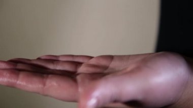 yakın çekim dökülen petrol içinde belgili tanımlık palmiye. Çıkarcı yapıyor kırıkçı kadın karnına masaj. Adam masaj erkek eller. Karnına basınç uygulayarak terapist. Spa merkezi kavramı.