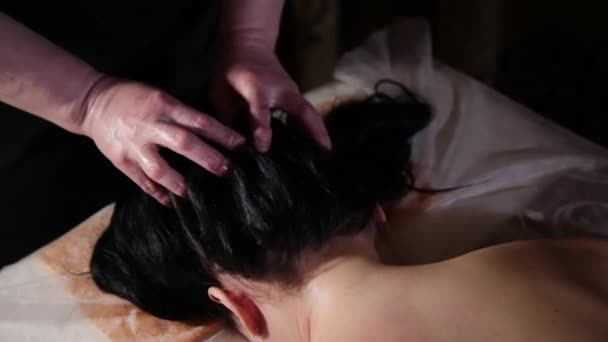 Menina muito bonita recebe uma massagem na cabeça no salão de spa . — Vídeo de Stock