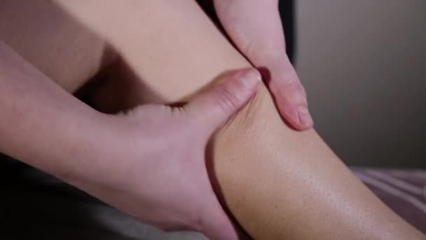 Sehr schönes Mädchen bekommt eine Fußmassage im Wellnessbereich. — Stockvideo