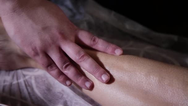 Menina muito bonita recebe uma massagem nos pés no salão de spa . — Vídeo de Stock