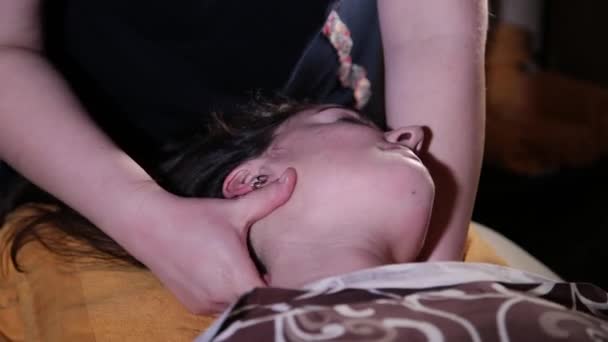 非常漂亮的女孩得到一个颈部按摩在水疗沙龙. — 图库视频影像