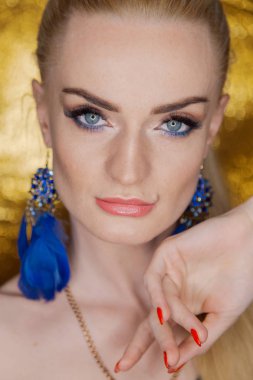 Altın güzel moda kadın, parlak sağlıklı uzun cilt saç modeliyle. Dalgalar bukleler kabarık cilt saç modeli. Altın arka plan üzerinde lüks saç kesimi ile saç Salon.Girl