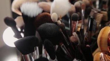 Fırçalar makyaj için tablo soyunma odasında ayarlama. Moda endüstrisi. Moda gösterisi sahne arkasında.