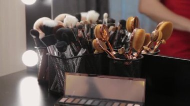 Fırçalar makyaj için tablo soyunma odasında ayarlama. Moda endüstrisi. Moda gösterisi sahne arkasında