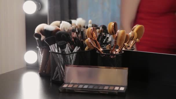 Set de pinceles para maquillaje sobre mesa en vestidor. Industria de la moda. Desfile de moda entre bastidores . — Vídeo de stock