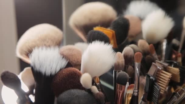 Set borstels voor make-up op tafel in de kleedkamer. Mode-industrie. Modeshow achter de schermen. — Stockvideo