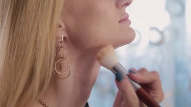 Makyaj sanatçısı profesyonel makyaj güzel kadınla yapar..