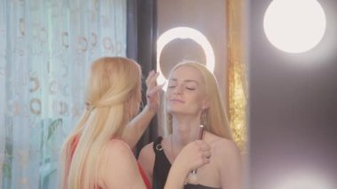 Makyaj sanatçısı profesyonel makyaj güzel kadınla yapar..