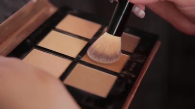 Bir palet göz gölgeler ve makyaj fırça ile: kadın kozmetik. Sabah makyaj. Dekoratif kozmetik: bir palet ile göz gölgeler, bir fırça. Akşam makyaj. Makyaj sanatçıları ayrıntılarını çalışmak