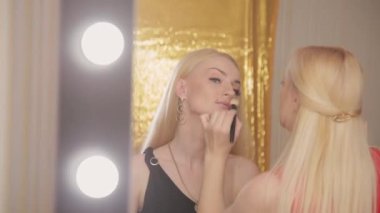 Makyaj sanatçısı profesyonel makyaj güzel kadınla yapar..