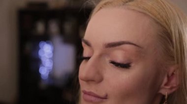 Profesyonel makyöz makyaj çok güzel bir kadın yapar..