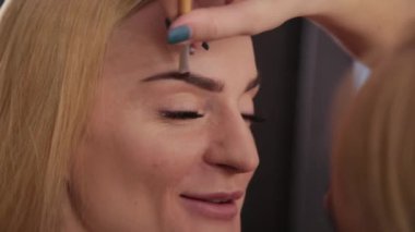 Profesyonel makyöz makyaj çok güzel bir kadın yapar..