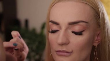 Profesyonel makyöz makyaj çok güzel bir kadın yapar..